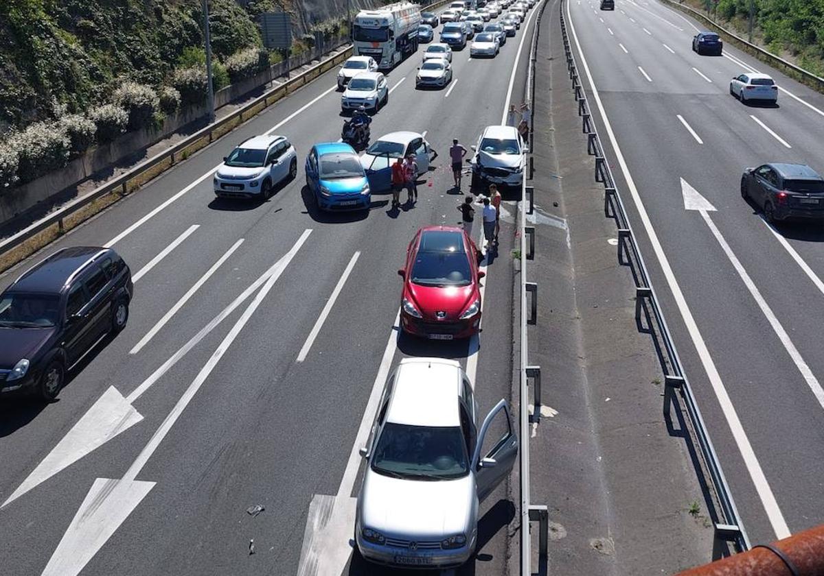 Otro accidente en la A 8 en Muskiz provoca tres kilómetros de